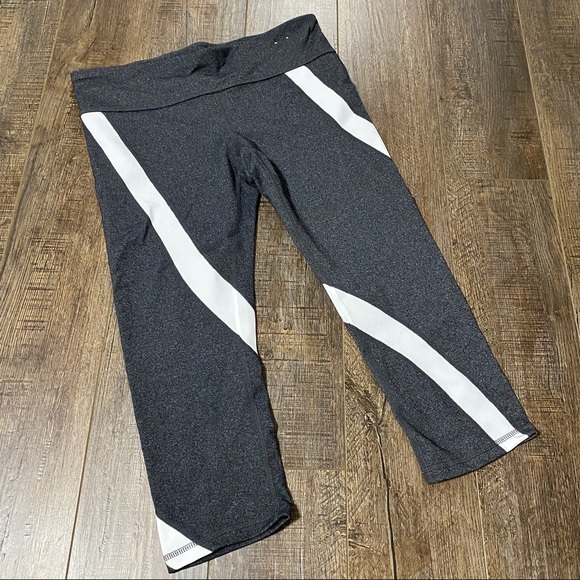 Gap Fit Size Large Grey White Striped Capri Legging Workout Exercise Cropped - Picture 1 of 5